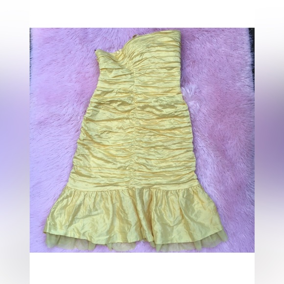 BCBGMAXAZRIA sunny yellow ruched and ruffle strapless mini size 2 - Picture 3 of 6